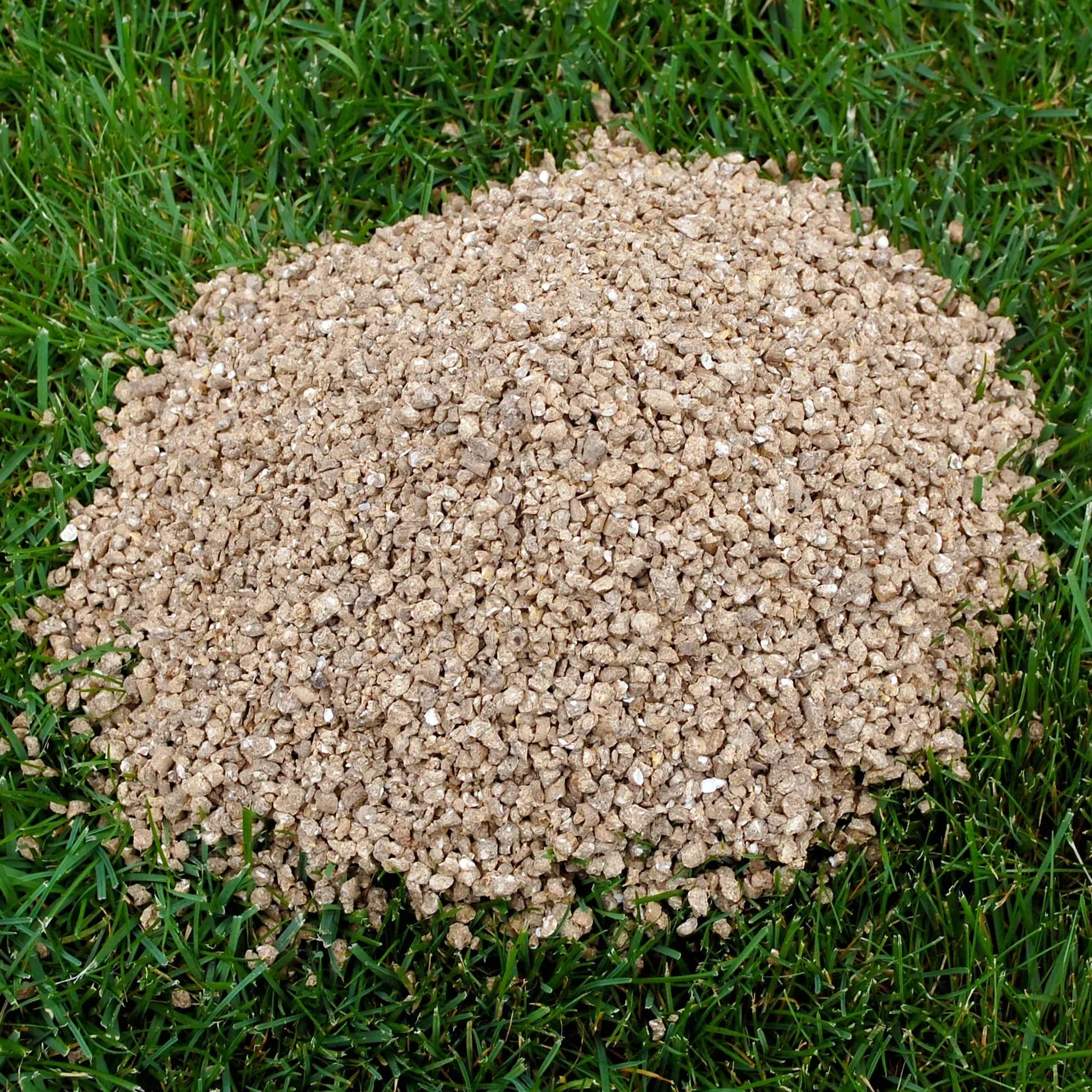 Regenerationsfähiger Rasendünger für stark beanspruchte Flächen